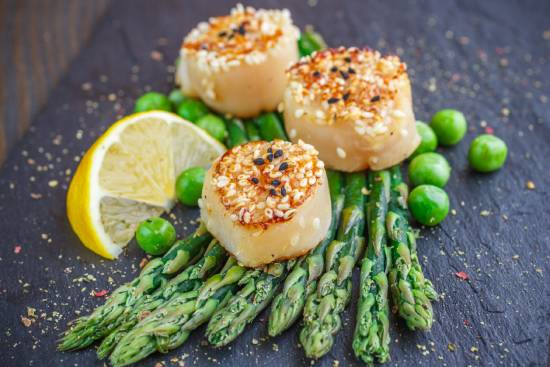 Fried scallops with sesame seeds
